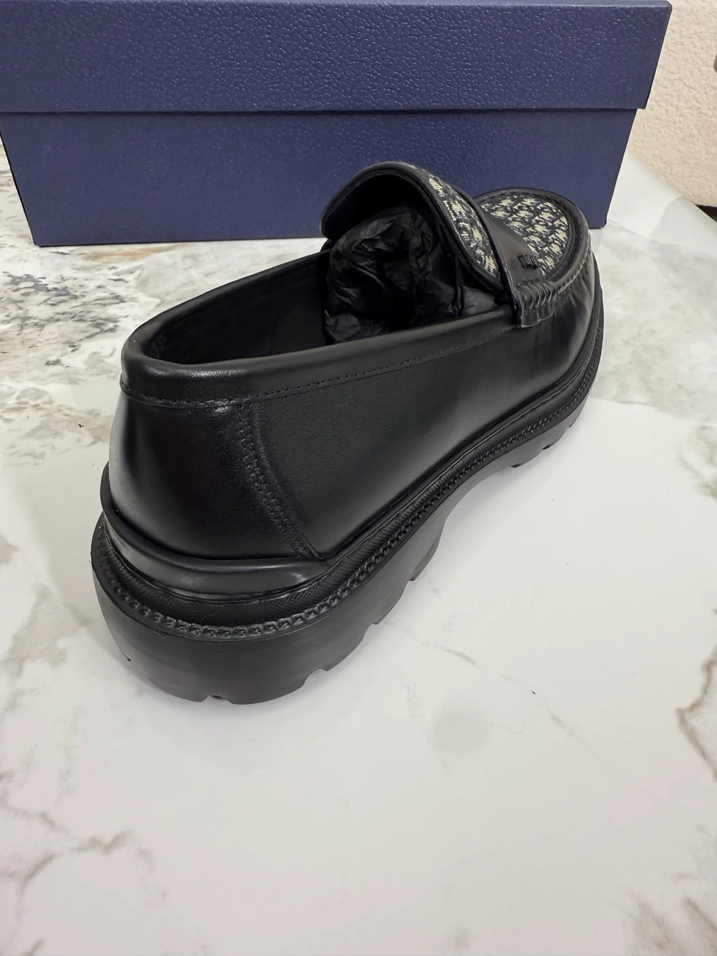 [ DIOR ] Top P: 820💰 ▪️Size: 39-44 (customized for 38.45) Top male leather shoes DIOR Dior combines high-quality materials and exquisite details. The imported cowhide leather upper is embellished with Gancio buckles, showing a luxurious style. Imported cattle. TP sole is light and flexible in texture